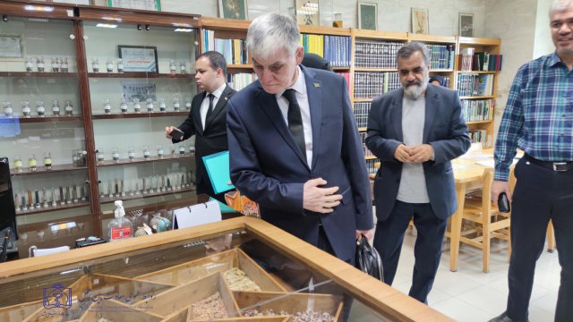 بازدید روسای دانشگاه مراد قاری اف ترکمنستان از دانشکده داروسازی 1403/4/14