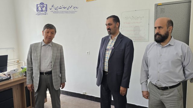 حضور معاون بین الملل در واحدهای ستادی جهت تبریک روز کارمند 1404/06/04