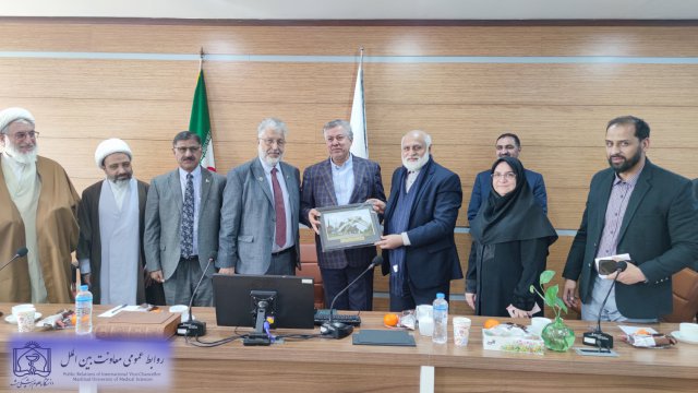 بازدید جمعی از مسئولان و اساتید دانشگاه پاکستان از دانشگاه علوم پزشکی مشهد